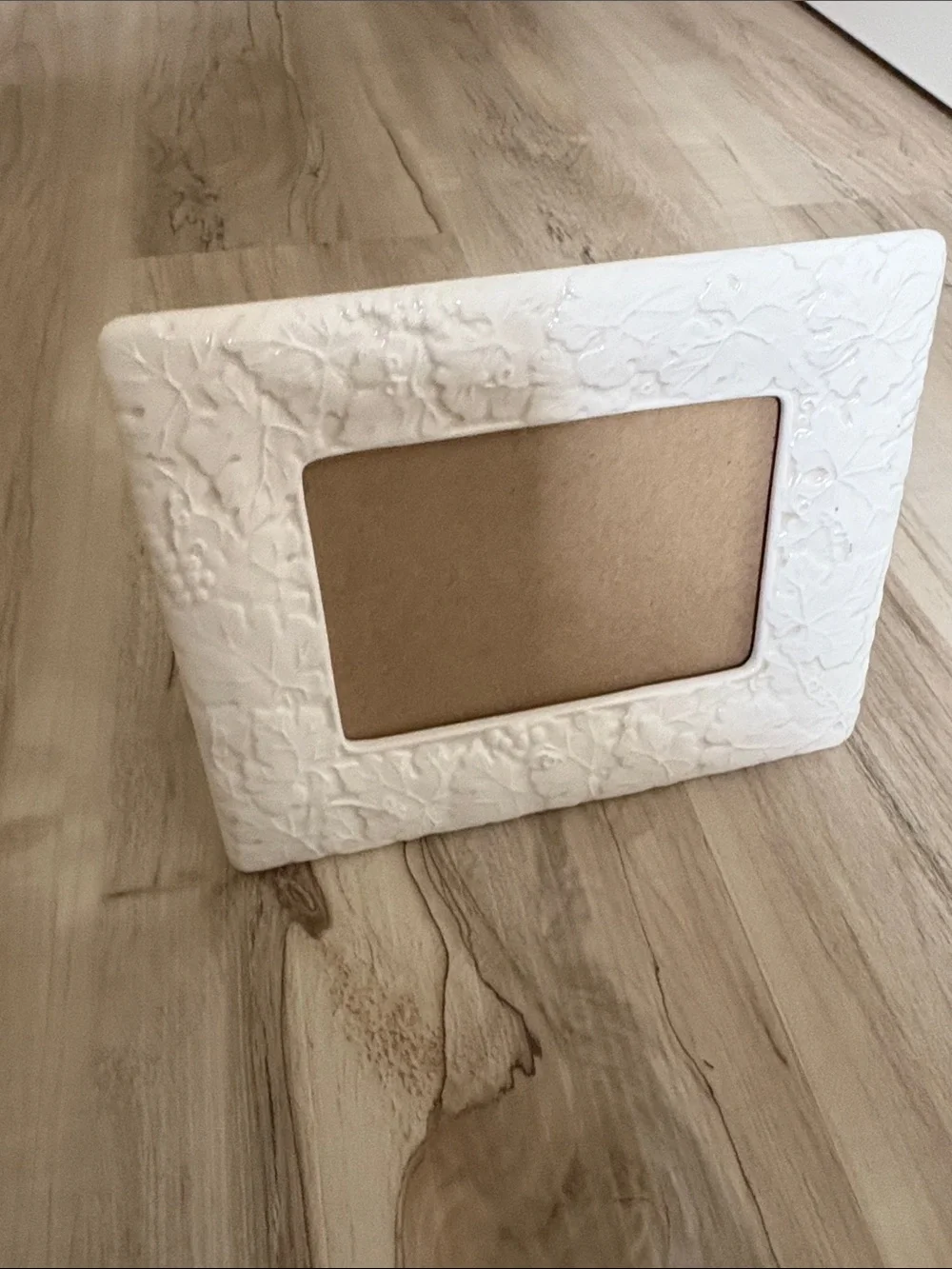 VTG Terragrafics White Ceramic Picture Frame Embossed Ivy Grapevine Velvet Back